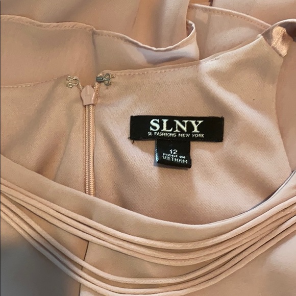 Beautiful dress Wore one time. Like new Size 12. - Picture 4 of 4